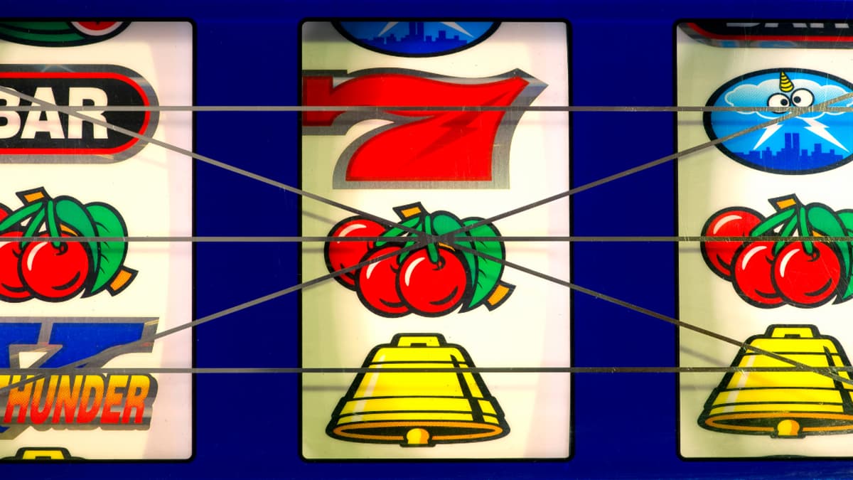 Slot game payline layout